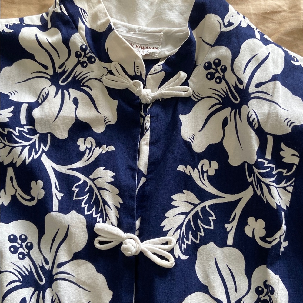 Royal Hawaiian Blue and White Floral 
Kimono vintage classic hibiscus